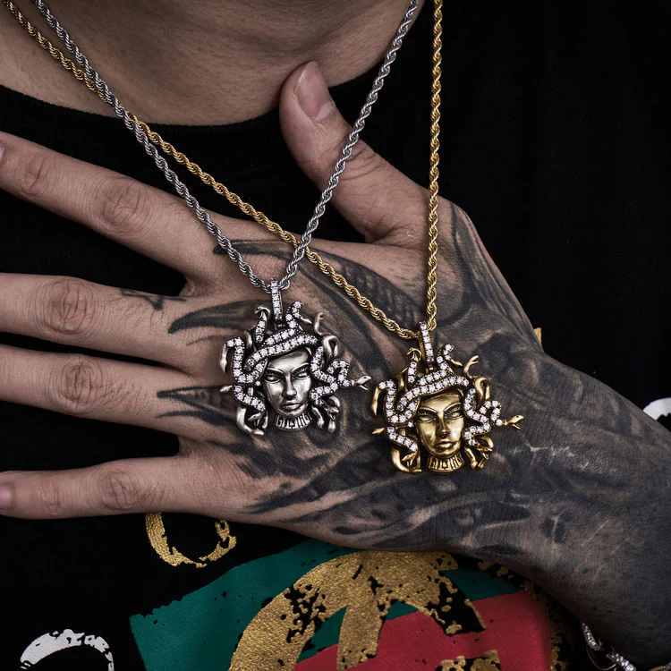 Medusa Pendant in Yellow Gold - Image 5